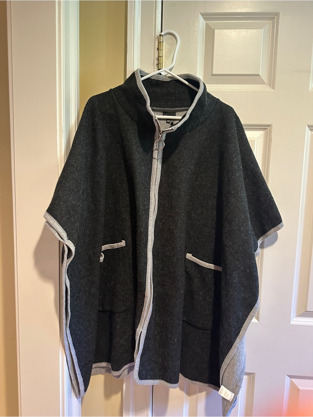 Coco + Carmen Riana Zip Up Poncho Cape One Size Black Gray NWT $108